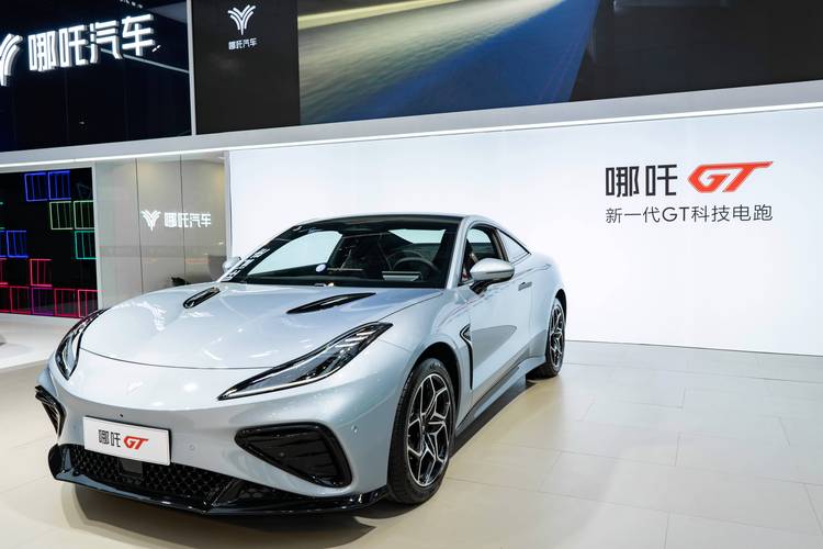 东莞13哪吒汽车在智能汽车领域的表现，领途汽车在新能源汽车市场中的影响力